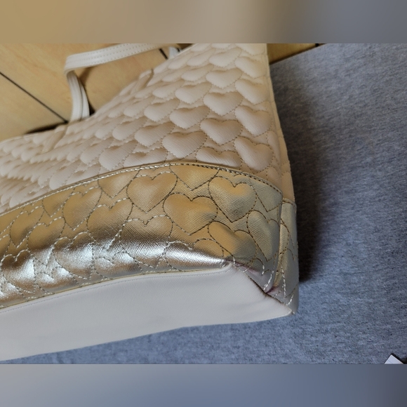 Betsey Johnson Heart Tote ❤️ - Picture 9 of 12